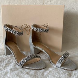 New silver Badgely Mischka Jewel Bronwen shoes with box